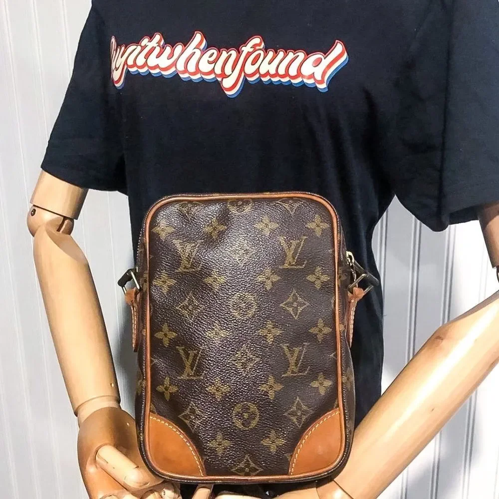 LOUIS VUITTON LV Amazon Monogram Messenger Crossbody Bag Authentic TH0974